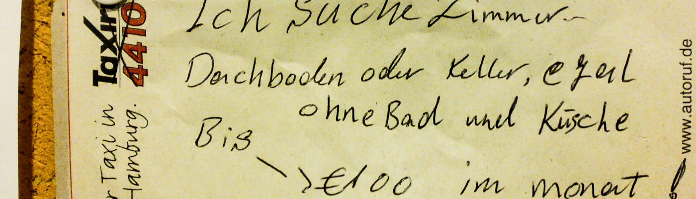 Der neue Stefan Wohnungssuche auf Zettel an Schwarzem Brett