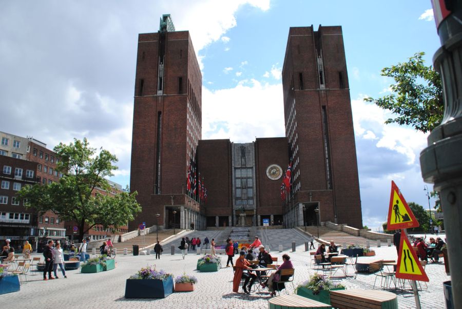 Der neue Stefan Kübler und das Rathaus von Oslo.