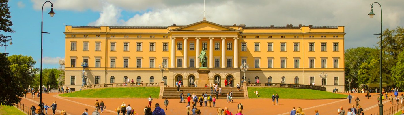 Der neue Stefan Kübler und das Schloss in Oslo.