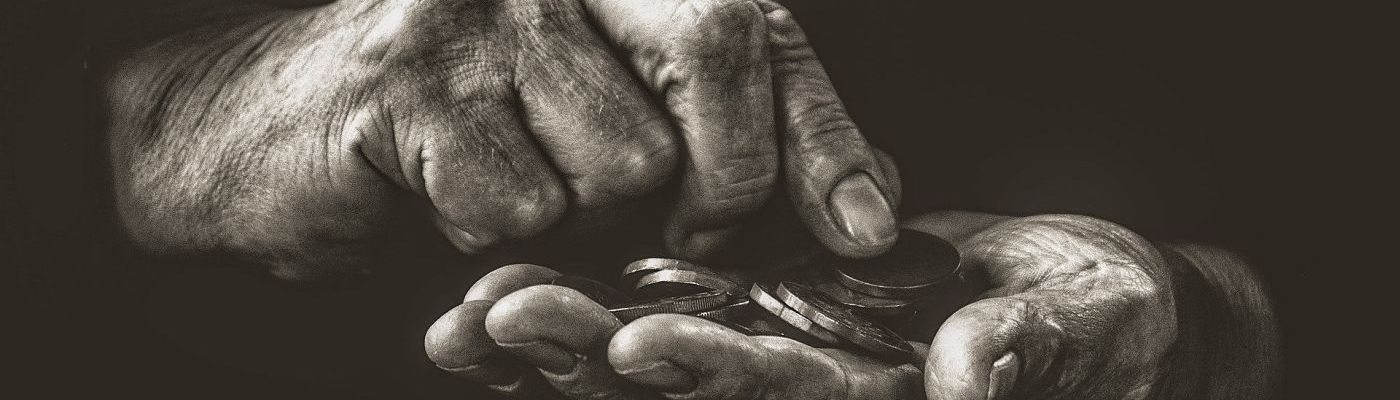 Alte Hände zählen Geldmünzen