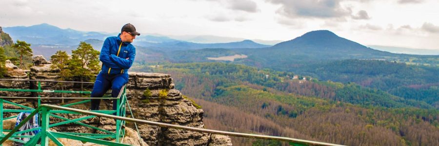 Stefan Kübler sitzt auf einem Berg in Tschechien