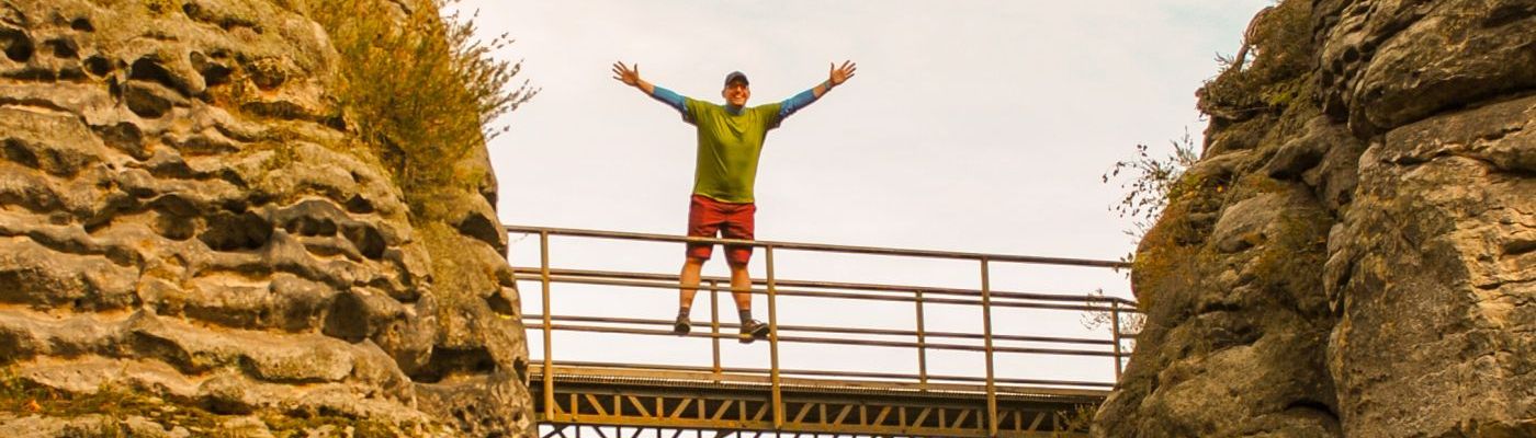 Der neue Stefan Kübler im Elbsandsteingebirge auf einer Brücke.