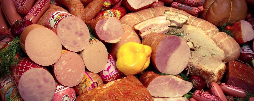 Blick auf eine Wursttheke