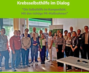 Gruppenbild mit Damen und Herren vor einem Roll-up der Krebsgesellschaft Nordrhein-Westfalen