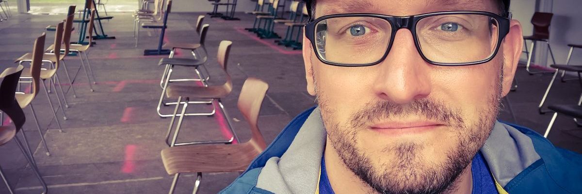 Der neue Stefan Kübler sitzt im Wartebereich seines Impfzentrums.