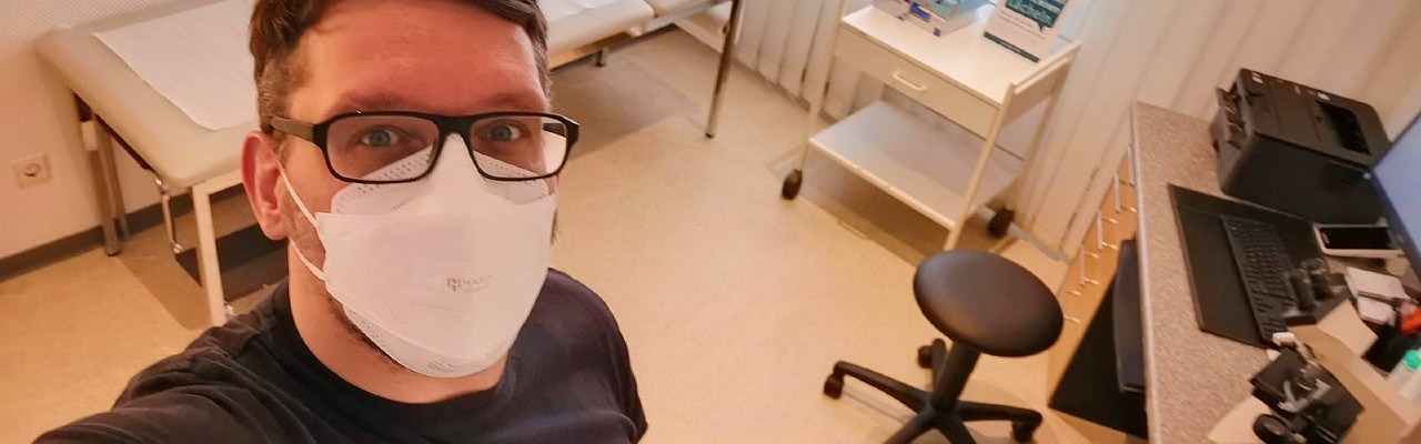 Der neue Stefan Kübler steht im Sprechzimmer beim Hautarzt und schaut in die Kamera.