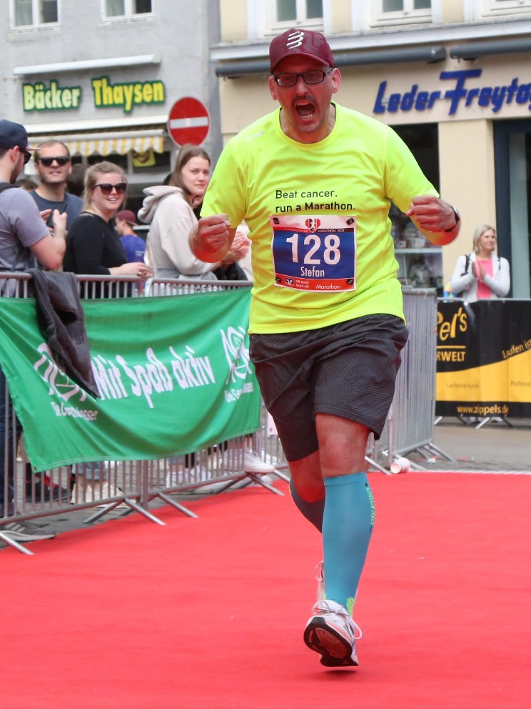Stefan Kübler beim Zieleinlauf seines ersten Marathons in Flensburg.