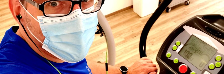 Stefan Kübler sitzt auf einem Fahrradergometer.