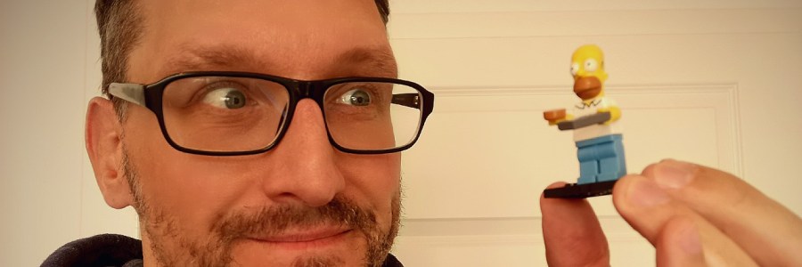 Der neue Stefan Kübler mit einer Figur von Homer Simpson in der Hand.