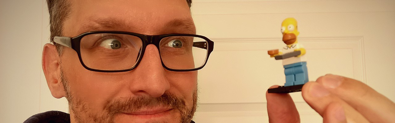 Der neue Stefan Kübler mit einer Figur von Homer Simpson in der Hand.