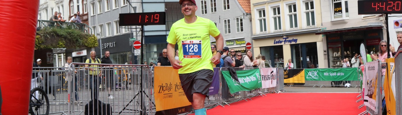 Stefan Kübler beim Zieleinlauf des Flensburg Marathons 2022.