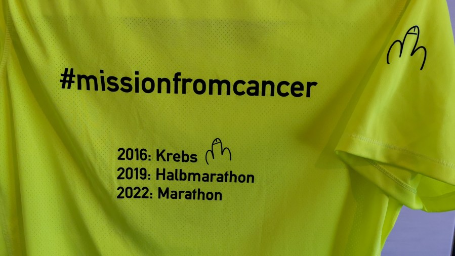 Gelbes T-Shirt mit dem Aufdruck "Mission from cancer" von Stefan Kübler.
