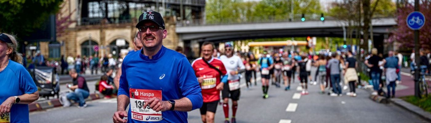 Stefan Kübler auf der Strecke beim Hamburg Marathon 2023.