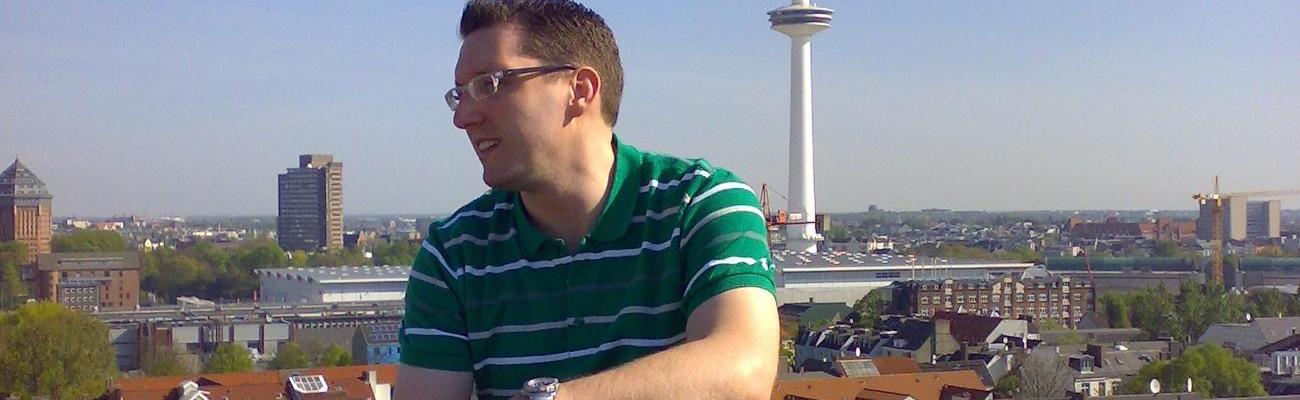 Stefan Kübler sitzt auf dem Hamburger Hochbunker mit dem Fernsehturm im Hintergrund.