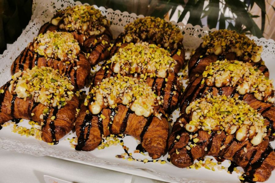 Eine Reihe von süßen Croissants auf einem Tisch beim Frühstücksbuffett.