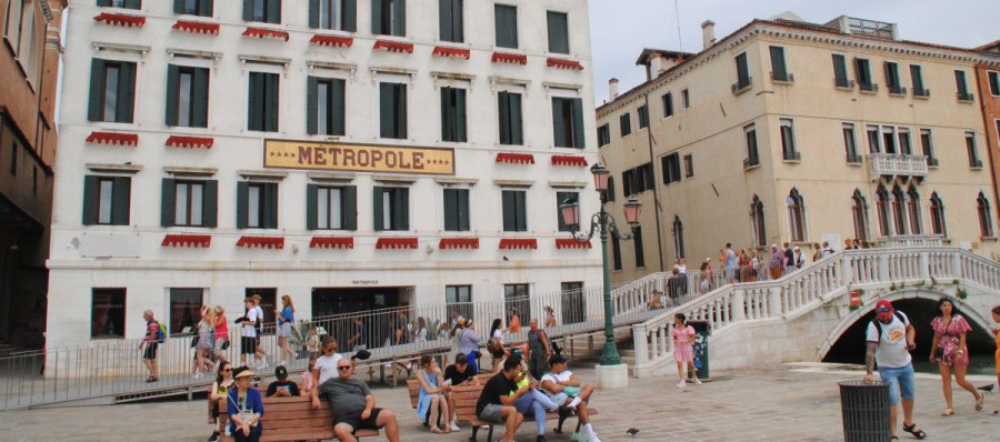 Eine Brücke an der Promenade von Venedig.