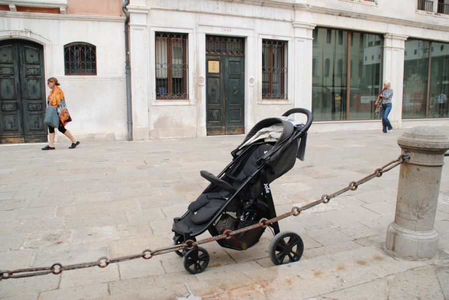 Kinderwagen auf einem Platz in Venedig.