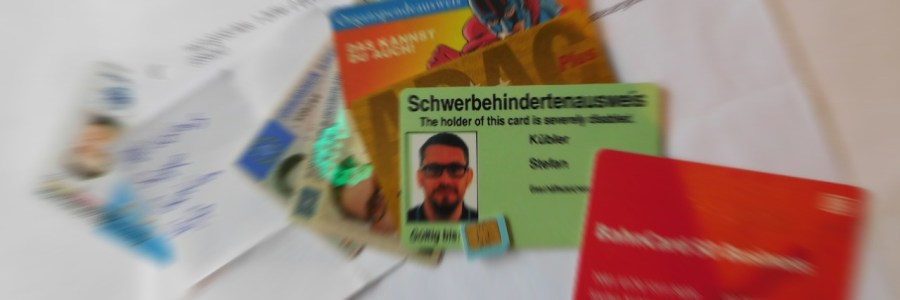 Mehrere Karten, Ausweise und ein Brief auf einem Schreibtisch.