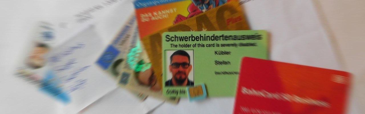 Mehrere Karten, Ausweise und ein Brief auf einem Schreibtisch.