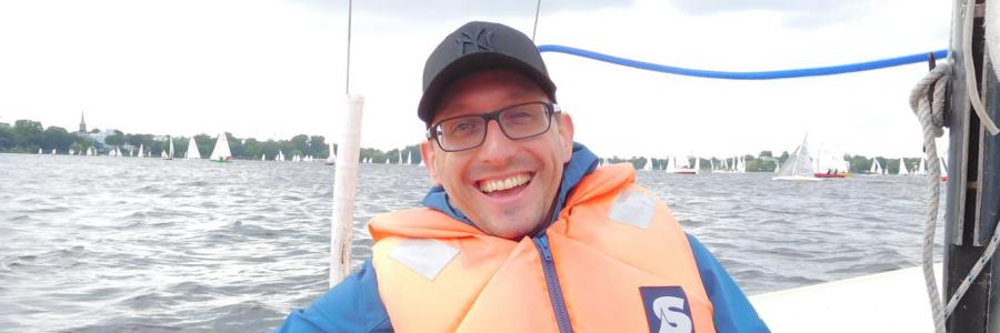 Stefan Kübler beim Segeln in Hamburg.