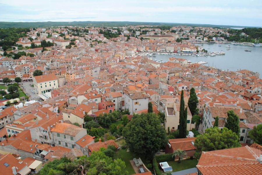 Die Altstadt von Rovinj von der Spitze des Kirchturms aus gesehen.