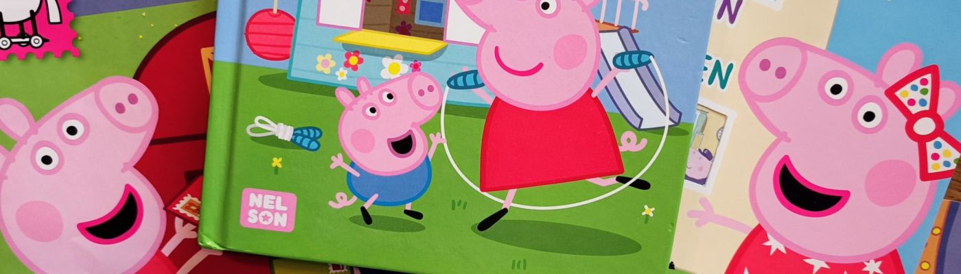 Mehrere Bücher und Hefte von Peppa Wutz neben- und übereinander.