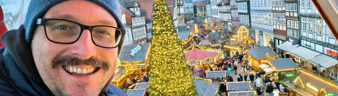 Stefan Kübler im Riesenrad mit Blick auf einen Weihnachtsmarkt.