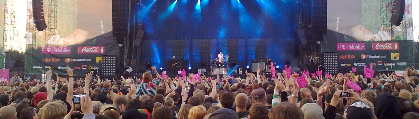 Große Bühne beim Hurricanefestival mit blauer Beleuchtung.