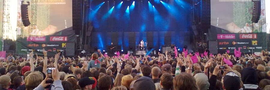 Große Bühne beim Hurricanefestival mit blauer Beleuchtung.