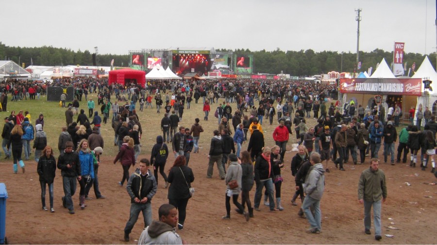 Gelände des Hurricanefestivals mit Hauptbühne, Ständen und vielen Menschen.