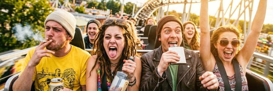 KI-generiertes Bild von zwei Frauen und zwei Männern mit Alkohol und Zigaretten in einer Achterbahn.